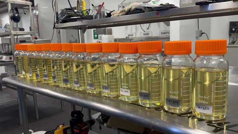 Liquid Diamonds THCA in 1000ml lab bottles for bulk wholesale